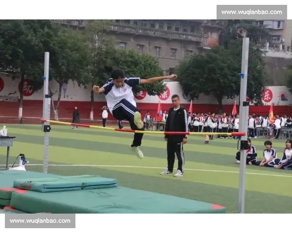 实心球比赛燃情加油,奋力拼搏展现青春风采 实心球比赛燃情加油,奋力拼搏展现青春风采