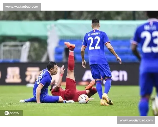 建业主场鏖战激烈球迷热情高涨赛场精彩纷呈 建业主场鏖战激烈球迷热情高涨赛场精彩纷呈